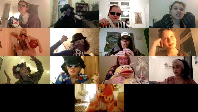 Screenshot eines Zoom-Meetings. Collage von Personen, die größtenteils verkleidet sind.