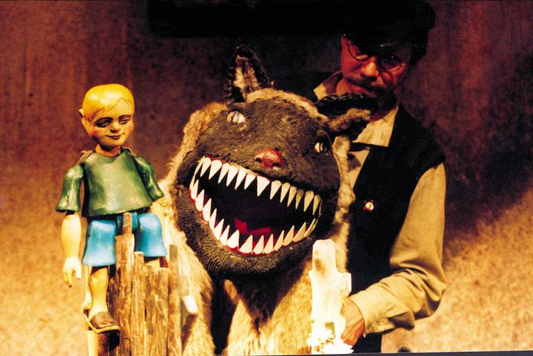 Puppenspieler Wilfried Reach mit einer Figur des Wolfs und einer Figur von Peter.